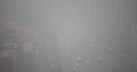 صور.. موجه من الضباب الدخانى تغطى سماء الصين