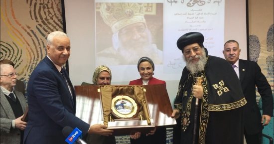 صور.. رئيس جامعة الإسكندرية يهدى البابا تواضروس درع الجامعة 