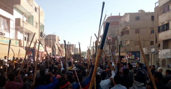 صور ..الآلاف يحتفلون بمولد "السنجق" في قنا بالمزمار والخيالة وجريد النخيل 