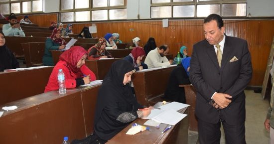 رئيس جامعة المنوفية يتفقد امتحانات الدراسات العليا بكلية التربية