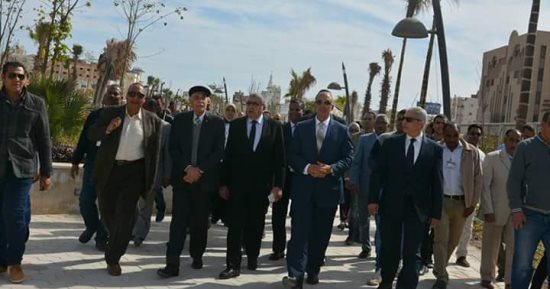 صور .. محافظ البحر الأحمر يتفقد الممشى الجديد بشارع النصر بالغردقة