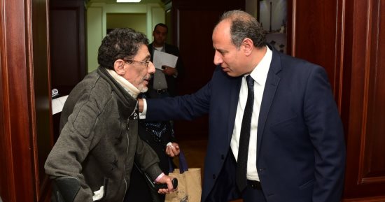صور .. محافظ الإسكندرية يسلم كرسى كهربائى لمواطن من ذوى الاحتياجات الخاصة