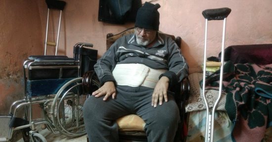 صور.. عم "سمير" مصاب بالغضروف ويحتاج كرسى متحرك بالكهرباء 
