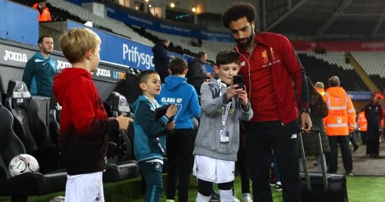 "سيلفى" محمد صلاح مع الأطفال قبل مباراة ليفربول وسوانزى.. صور