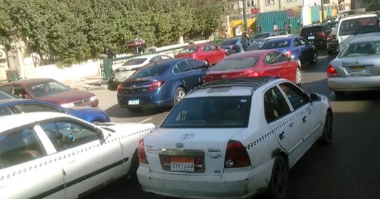 المرور يناشد السائقين توخى الحذر أثناء القيادة بسبب هطول الأمطار