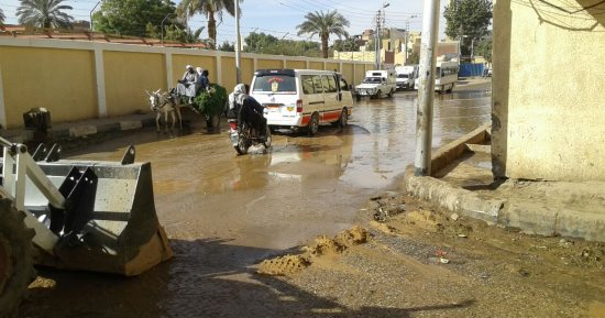 صور.. انفجار ماسورة مياه بأسوان يتسبب فى غرق عدة منازل