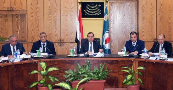 وزير البترول يطالب بتطوير مشروعات البتروكيماويات.. والعمل على جذب الاستثمار