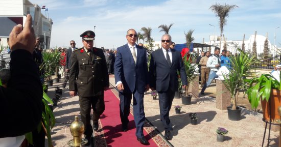 صور.. محافظ البحر الأحمر يضع إكليلا من الزهور على النصب التذكارى بالغردقة
