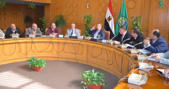 محافظ الإسماعيلية يناقش مقترحات تأمين بر أيسر ترعة الإسماعيلية