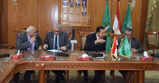 رئيس جامعة المنوفية يجتمع بعميد ورؤساء أقسام كلية العلوم