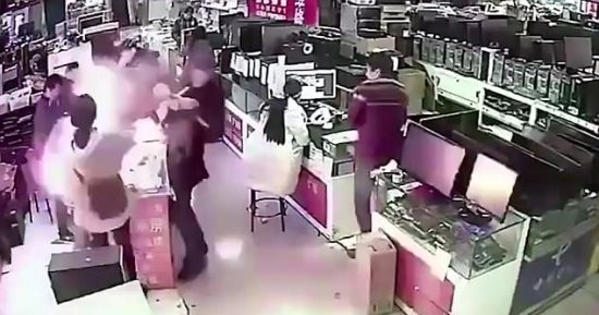كيف أثر انفجار البطارية على سمعة شركة أبل؟