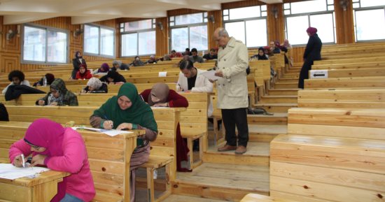 رئيس جامعة كفر الشيخ يتابع أول امتحان بمعهد علوم وتكنولوجيا النانو