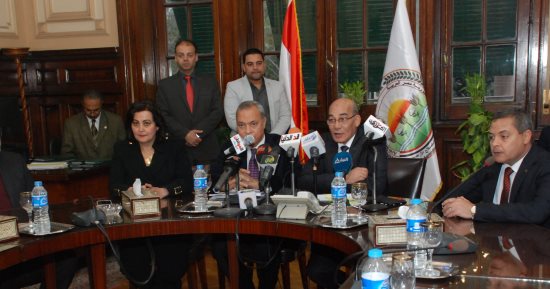 صور.. وزير الزراعة يشهد توقيع 4 عقود لإقامة 5 مشروعات للإنتاج الداجنى