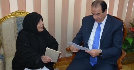 محافظ الدقهلية يلتقى متبرعة بمساحة 7 قراريط تملكهم لإقامة مستشفى للسرطان 