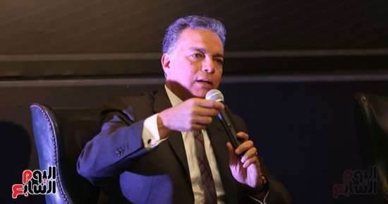 وزير النقل يعقد اجتماعا مع قيادات الطرق والكبارى لمتابعة مشروعات الصيانة 