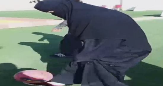 مهارة مذهلة لفتاة سعودية تلعب كرة القدم بالعباءة