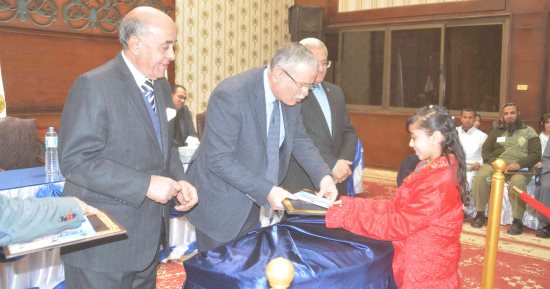 صور .. محافظ المنيا يكرم المتميزين والأوائل بمدارس القرآن الكريم