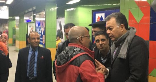 صور.. وزير النقل فى جولة مفاجئة لمترو الأنفاق