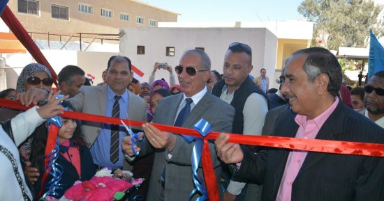 محافظ البحر الأحمر يفتتح أعمال تطوير مدرستين بالغردقة ويتفقد مقابر الشهداء