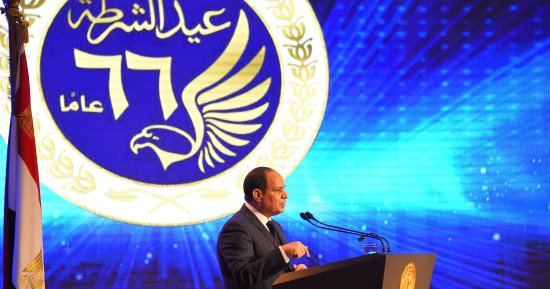 صور.. السيسي للمصريين:العين على مصر.. محدش يحاول يغير البوصلة ويشوشر ويلهينا