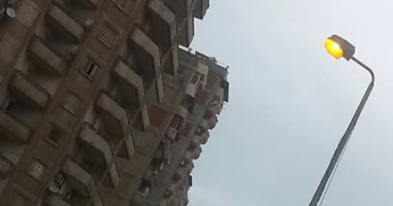 قارئ يرصد إضاءة أعمدة الكهرباء نهارا فى مدينة فيصل بالإسكندرية.. صور