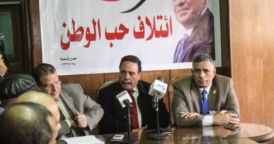 القيادات العمالية بحلوان تبعث برسالة لدعم السيسى باسم مليون عامل وأسرهم بقلعة الصناعة.. اتحاد عمال مصر:  غرف عمليات بكافة المقرات وتوزيع كتاب بانجازات الرئيس على العمال ..وإنشاء لجنة انتخابية للمغتربين
