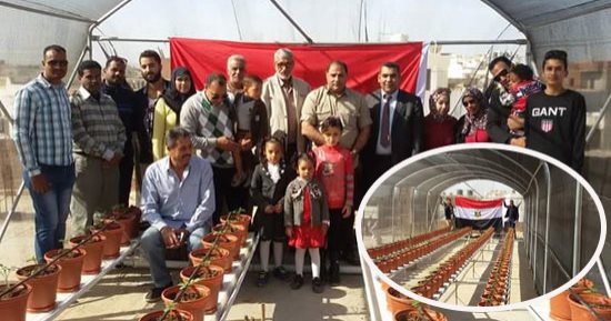 صور.. مرسى علم تزرع أول صوب زراعية فوق أسطح منازلها.. رئيس المدينة: زرعنا 200 شتلة طماطم و600 فلفل.. حصاد المحصول بعد 75 يوما.. هدفنا أن يصبح أطفالنا منتجين.. وبيع المنتجات بسعر التكلفة للأسر الأكثر احتياجا