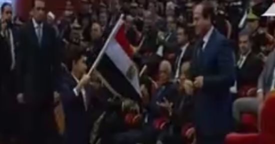 ابن شهيد يهدى السيسى علم مصر.. والرئيس يطالبه برفع العلم