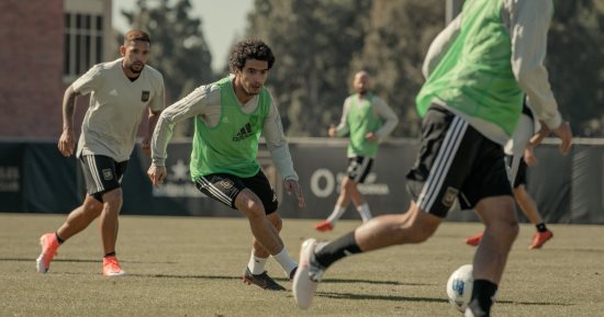 هل يشارك عمر جابر فى افتتاح الدورى الامريكى مع لوس أنجلوس؟.. برادلى يجيب