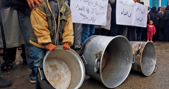صور..مظاهرة بالأوانى الفارغة أمام الأنروا بغزة احتجاجا على تقليص المساعدات
