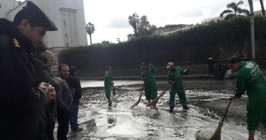 صور.. الأمن وأحياء العاصمة يواجهون الأمطار فى كل المناطق بسيارات شفط المياه