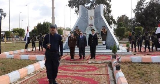 صور.. محافظا ومديرا أمن دمياط والفيوم يضعون إكليلا من الزهور على النصب التذكارى للشهداء