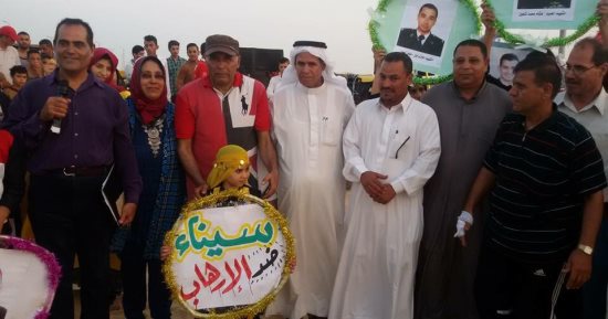 أسرة شهيد مسجد الروضة "أبوشميط" ترفع شعار بالعلم نقهر الظلام