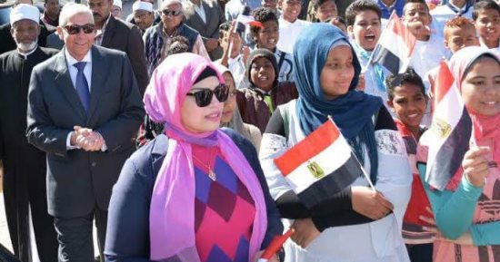 محافظ أسوان يقود مسيرة لمديرية الأمن لتقديم الزهور لرجال الشرطة