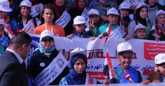 صور.. طلاب بالجيزة ينظمون زيارة لمستشفى الشرطة بعنوان" فداكى ولادك يا مصر"