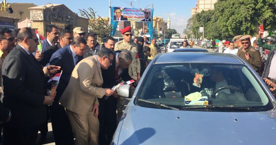 محافظ سوهاج ومدير الأمن يوزعان الورود على المواطنين بالشارع فى عيد الشرطة