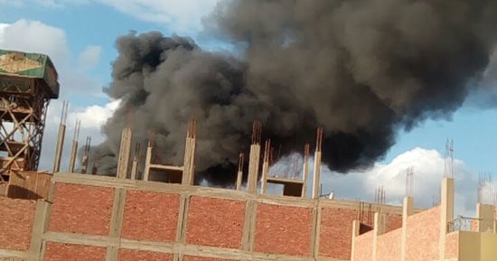 الحماية المدنية تخمد حريقا هائلا بمخزن شركة إيجيبت فودز بقويسنا