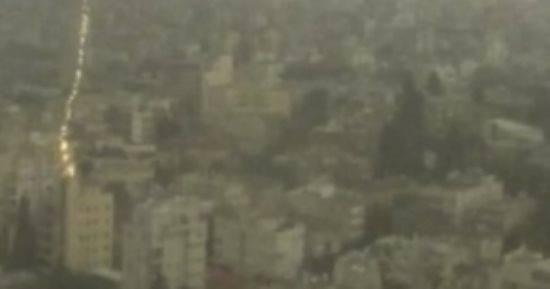 صور.. صاعقة برق تضرب مبنى فى تل أبيب وتصاعد الأدخنة من المبنى