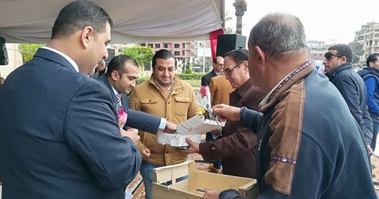 صور.. بورسعيدى يوزع الورود والحلوى على الضباط والجنود بمناسبة عيد الشرطة