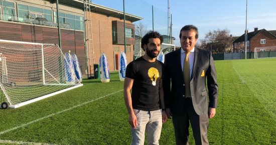 وزير التعليم العالى يزور محمد صلاح بمقر نادى ليفربول ويمنحه ميدالية تكريم
