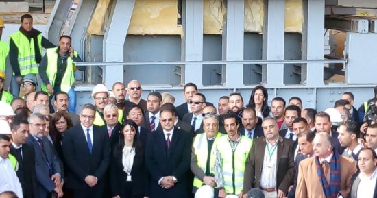 وزير الآثار يلتقط صورا تذكارية مع العاملين بالمقاولون العرب بعد نقل رمسيس