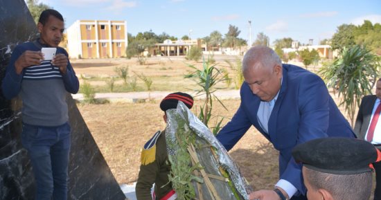 محافظ الوادى الجديد يضع إكليلا من الزهور على النصب التذكارى لشهداء الشرطة