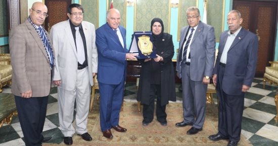 المهن التعليمية تكرم  والدة الشهيد النقيب محمود أبو العز