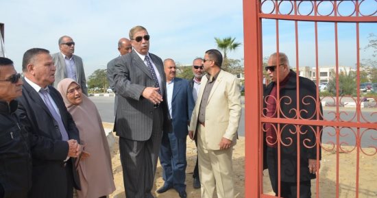 صور.. محافظ الإسماعيلية يتدخل لإنهاء أزمة الإستخدام الخاطئ لطلاب القناة لنفق المشاة