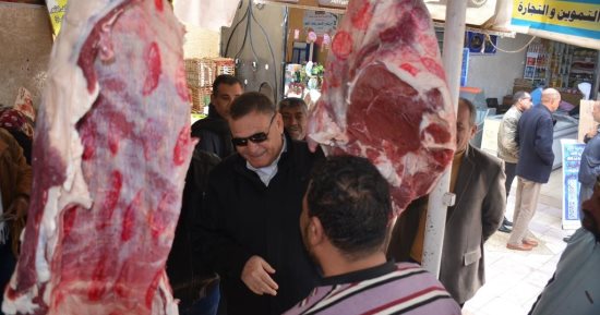 صور.. السكرتير المساعد لمحافظ الإسماعيلية يتفقد معرض السلع بنادى المنتزه