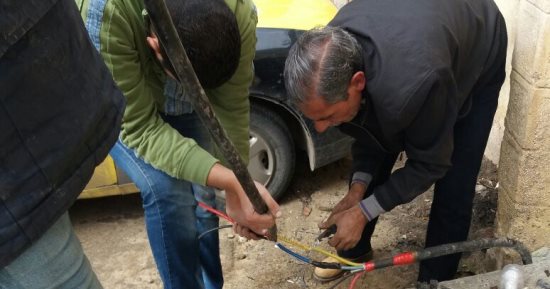 إصلاح تلفيات النوة بأعمدة الإنارة وكشافات الكهرباء بالإسكندرية