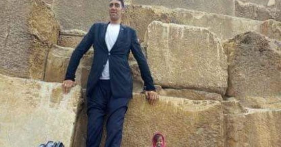 أطول رجل وأقصر امرأة فى العالم يبديان انبهارهما بالأهرامات
