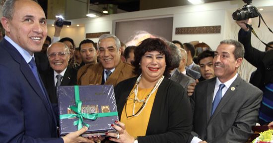 وزير الثقافة الجزائرى يهدى إيناس عبد الدايم درع تكريم أثناء تفقد جناح الجزائر