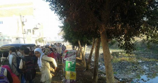 صور.. أولياء أمور بقرية تلبت بالمنوفية يطالبون بتغطية مصرف بمحيط المدارس 