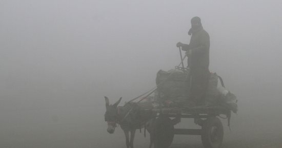صور.. موجه من الضباب الدخانى تضرب باكستان